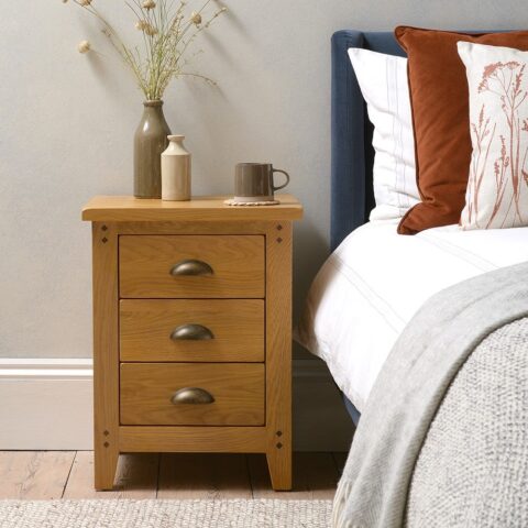 3 Drawer Bedside Table – Oakland Rustic Oak – The Cotswold Company